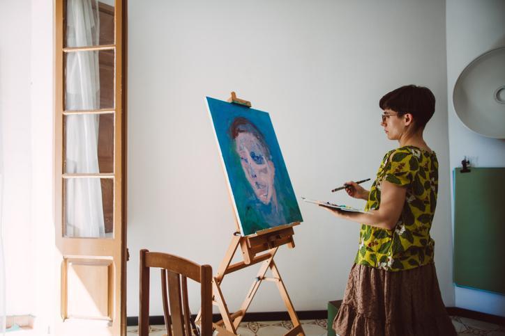 kobieta malująca obraz