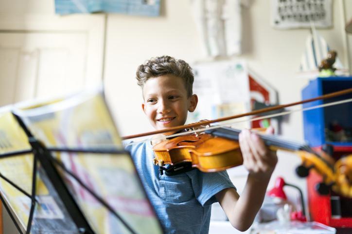 dziecko grające na skrzypcach